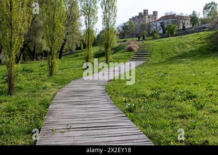 Sarospatak, Ungarn. April 2024. Eine Promenade führt zum Rakoczi Castle. Die Burg wurde zwischen 1534 und 1537 erbaut und ist ein wichtiges historisches Denkmal. Quelle: Mark Kerrison/Alamy Live News Stockfoto