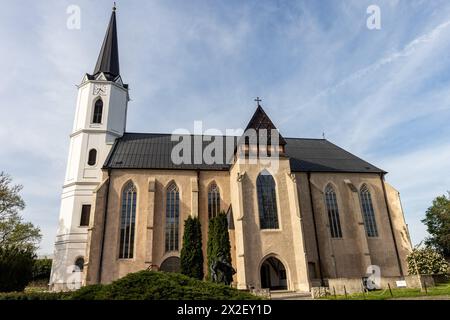 Sarospatak, Ungarn. April 2024. Die Basilika St. John, auch bekannt als Burgkirche, ist von der Seite aus zu sehen. Quelle: Mark Kerrison/Alamy Live News Stockfoto