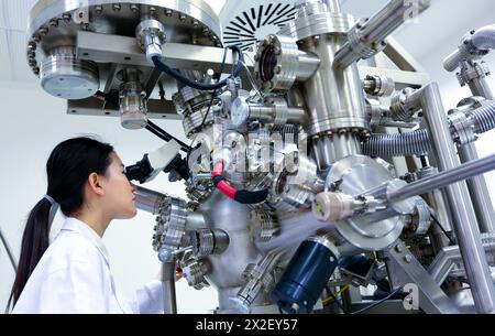 Forscher. Oberflächenspektrometer, Photoelektronenspektroskopie, Schneckenelektronenspektroskopie, AES, VG Scientific ESCAlab 200D Oberflächenanalysegeräte. Stockfoto