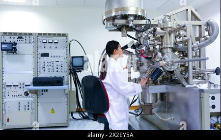 Forscher. Oberflächenspektrometer, Photoelektronenspektroskopie, Schneckenelektronenspektroskopie, AES, VG Scientific ESCAlab 200D Oberflächenanalysegeräte. Stockfoto