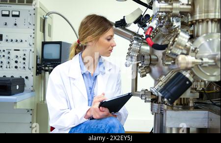 Forscher. Oberflächenspektrometer, Photoelektronenspektroskopie, Schneckenelektronenspektroskopie, AES, VG Scientific ESCAlab 200D Oberflächenanalysegeräte. Stockfoto
