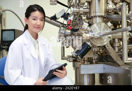 Forscher. Oberflächenspektrometer, Photoelektronenspektroskopie, Schneckenelektronenspektroskopie, AES, VG Scientific ESCAlab 200D Oberflächenanalysegeräte. Stockfoto