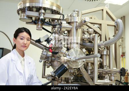 Forscher. Oberflächenspektrometer, Photoelektronenspektroskopie, Schneckenelektronenspektroskopie, AES, VG Scientific ESCAlab 200D Oberflächenanalysegeräte. Stockfoto