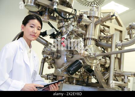 Forscher. Oberflächenspektrometer, Photoelektronenspektroskopie, Schneckenelektronenspektroskopie, AES, VG Scientific ESCAlab 200D Oberflächenanalysegeräte. Stockfoto