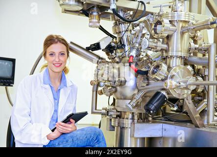 Forscher. Oberflächenspektrometer, Photoelektronenspektroskopie, Schneckenelektronenspektroskopie, AES, VG Scientific ESCAlab 200D Oberflächenanalysegeräte. Stockfoto