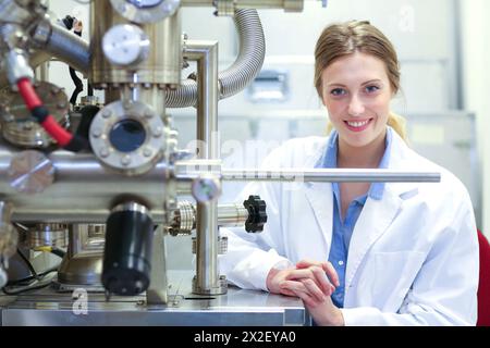 Forscher. Oberflächenspektrometer, Photoelektronenspektroskopie, Schneckenelektronenspektroskopie, AES, VG Scientific ESCAlab 200D Oberflächenanalysegeräte. Stockfoto
