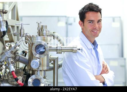 Forscher. Oberflächenspektrometer, Photoelektronenspektroskopie, Schneckenelektronenspektroskopie, AES, VG Scientific ESCAlab 200D Oberflächenanalysegeräte. Stockfoto