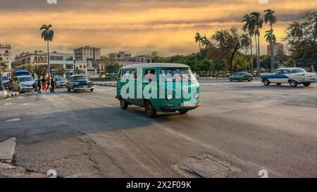 Ein alter alter VW-Van fährt in Paseo de Marti, Havanna, Kuba Stockfoto