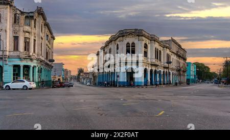 Heruntergekommene Gebäude an der Straßenkreuzung Carlos III und Ayestaran, Havanna, Kuba Stockfoto