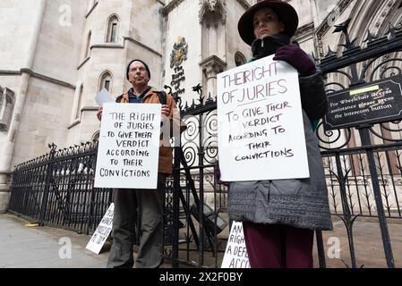 London, Großbritannien. April 2024. Unterstützer von Trudi Warner, einer pensionierten Sozialarbeiterin, außerhalb der Royal Courts of Justice, nachdem der Antrag des Robert Courts Abgeordneten, der Generalstaatsanwaltschaft, Frau Warner wegen eines Plakats vor dem Inner London Crown Court im März 2023 abgewiesen wurde. Auf ihrem Plakat steht, dass Geschworene das Recht haben, nach Gewissen zu Urteilen zu gelangen. Richter Saini hat heute das Urteil des Gerichtshofs abgegeben und erklärt, dass "ihr Plakat einfach den Grundsatz der Gerechtigkeit der Geschworenen zusammenfasst". Quelle: Ron Fassbender/Alamy Live News Stockfoto