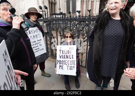 London, Großbritannien. April 2024. Unterstützer von Trudi Warner, einer pensionierten Sozialarbeiterin, außerhalb der Royal Courts of Justice, nachdem der Antrag des Robert Courts Abgeordneten, der Generalstaatsanwaltschaft, Frau Warner wegen eines Plakats vor dem Inner London Crown Court im März 2023 abgewiesen wurde. Auf ihrem Plakat steht, dass Geschworene das Recht haben, nach Gewissen zu Urteilen zu gelangen. Richter Saini hat heute das Urteil des Gerichtshofs abgegeben und erklärt, dass "ihr Plakat einfach den Grundsatz der Gerechtigkeit der Geschworenen zusammenfasst". Quelle: Ron Fassbender/Alamy Live News Stockfoto