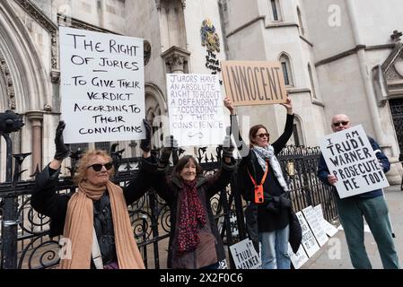 London, Großbritannien. April 2024. Unterstützer von Trudi Warner, einer pensionierten Sozialarbeiterin, außerhalb der Royal Courts of Justice, nachdem der Antrag des Robert Courts Abgeordneten, der Generalstaatsanwaltschaft, Frau Warner wegen eines Plakats vor dem Inner London Crown Court im März 2023 abgewiesen wurde. Auf ihrem Plakat steht, dass Geschworene das Recht haben, nach Gewissen zu Urteilen zu gelangen. Richter Saini hat heute das Urteil des Gerichtshofs abgegeben und erklärt, dass "ihr Plakat einfach den Grundsatz der Gerechtigkeit der Geschworenen zusammenfasst". Quelle: Ron Fassbender/Alamy Live News Stockfoto