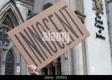 London, Großbritannien. April 2024. Unterstützer von Trudi Warner, einer pensionierten Sozialarbeiterin, außerhalb der Royal Courts of Justice, nachdem der Antrag des Robert Courts Abgeordneten, der Generalstaatsanwaltschaft, Frau Warner wegen eines Plakats vor dem Inner London Crown Court im März 2023 abgewiesen wurde. Auf ihrem Plakat steht, dass Geschworene das Recht haben, nach Gewissen zu Urteilen zu gelangen. Richter Saini hat heute das Urteil des Gerichtshofs abgegeben und erklärt, dass "ihr Plakat einfach den Grundsatz der Gerechtigkeit der Geschworenen zusammenfasst". Quelle: Ron Fassbender/Alamy Live News Stockfoto