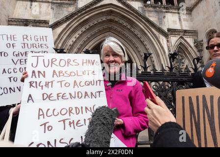 London, Großbritannien. April 2024. Trudi Warner, eine pensionierte Sozialarbeiterin, außerhalb der Royal Courts of Justice, nachdem sie im März 2023 den Antrag des Robert Courts Abgeordneten, den Solicitor General, auf Inhaftierung von Frau Warner wegen eines Plakats vor dem Inner London Crown Court abgewiesen hatte. Auf ihrem Plakat steht, dass Geschworene das Recht haben, nach Gewissen zu Urteilen zu gelangen. Richter Saini hat heute das Urteil des Gerichts verkündet und erklärt, dass "ihr Plakat einfach den Grundsatz der Gerechtigkeit der Geschworenen zusammenfasst". Quelle: Ron Fassbender/Alamy Live News Stockfoto