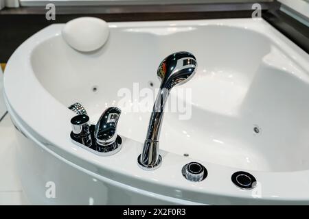 Leerer Swimmingpool mit Wasserfall Jet und Jacuzzi in Aktion und gießen Wasser. Stockfoto