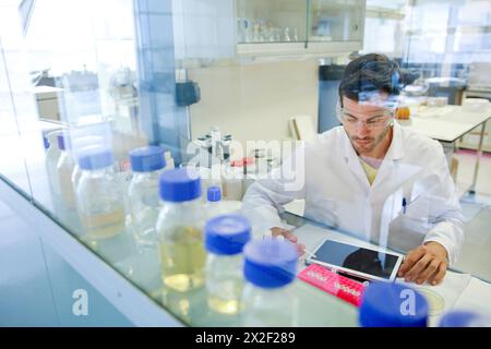 Forscher. Organisches Labor. Labor Für Chemische Analysen. Technologische Dienstleistungen für die Industrie. Tecnalia Research & Innovation, Donostia, San Sebastian, Gi Stockfoto