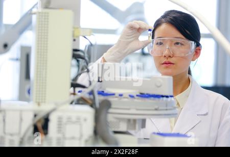 Forscher. GC/MS. Gaschromatograph mit Massendetektor. Analyse organischer Verbindungen in Extrakten, die zur Probenvorbehandlung gewonnen wurden. Organisches Labor. Stockfoto