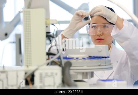 Forscher. GC/MS. Gaschromatograph mit Massendetektor. Analyse organischer Verbindungen in Extrakten, die zur Probenvorbehandlung gewonnen wurden. Organisches Labor. Stockfoto