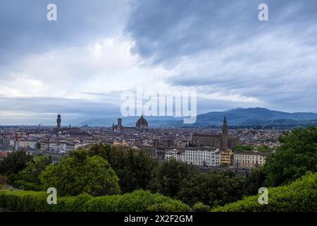 Ein klassischer Blick über die Dächer des Zentrums von Florenz in der Toskana, Italien. Die Kuppel der Kathedrale von Florenz erhebt sich hoch über einem bewölkten Himmel. Stockfoto