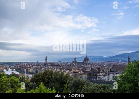 Ein klassischer Blick über die Dächer des Zentrums von Florenz in der Toskana, Italien. Die Kuppel der Kathedrale von Florenz erhebt sich hoch über einem bewölkten Himmel. Stockfoto