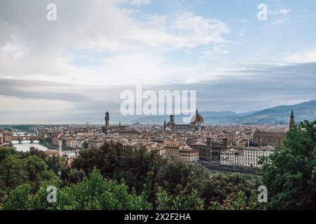 Ein klassischer Blick über die Dächer des Zentrums von Florenz in der Toskana, Italien. Die Kuppel der Kathedrale von Florenz erhebt sich hoch über einem bewölkten Himmel. Stockfoto