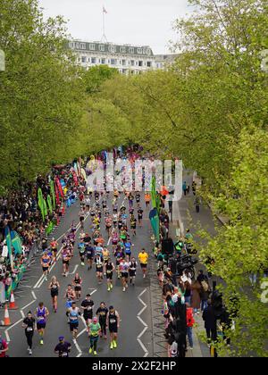 Zuschauer laufen beim London Marathon 2024 Stockfoto