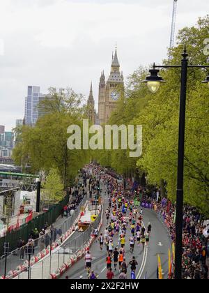 Zuschauer laufen beim London Marathon 2024 Stockfoto