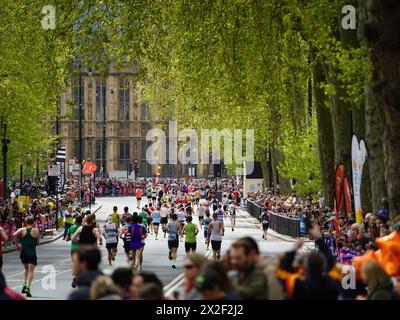 Zuschauer laufen beim London Marathon 2024 Stockfoto