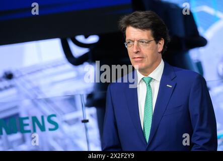 Hannover, Deutschland. April 2024. Klaus Rosenfeld, CEO der Schaeffler AG, steht auf der Hannover Messe 2024. Quelle: Julian Stratenschulte/dpa/Alamy Live News Stockfoto