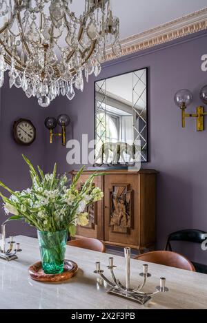 Kristallleuchter über Schnittblumen auf Esstisch im georgianischen Stadthaus. Paultons Square, Chelsea, London, Großbritannien. Stockfoto