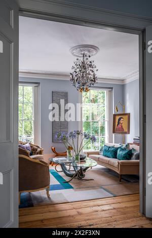 Blick durch die Tür zum Wohnzimmer im georgianischen Stadthaus in Paultons Square, Chelsea, London, Großbritannien. Stockfoto