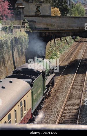 In der lebendigen, apfelgrünen Dampfeisenbahn gleitet Mayflower 🚂🚃 durch die Sydney Gardens mit dem Steam Dreams Ausflug von Horsham nach Bristol Stockfoto