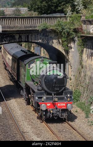 In der lebendigen, apfelgrünen Dampfeisenbahn gleitet Mayflower 🚂🚃 durch die Sydney Gardens mit dem Steam Dreams Ausflug von Horsham nach Bristol Stockfoto