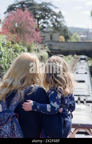 In der lebendigen, apfelgrünen Dampfeisenbahn gleitet Mayflower 🚂🚃 durch die Sydney Gardens mit dem Steam Dreams Ausflug von Horsham nach Bristol Stockfoto