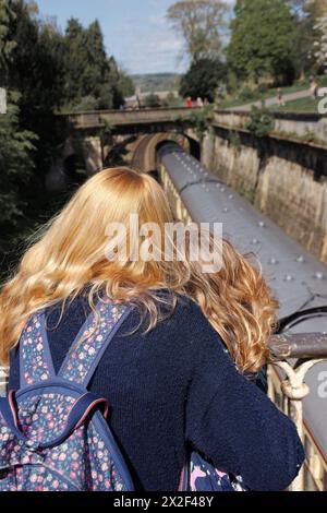 In der lebendigen, apfelgrünen Dampfeisenbahn gleitet Mayflower 🚂🚃 durch die Sydney Gardens mit dem Steam Dreams Ausflug von Horsham nach Bristol Stockfoto