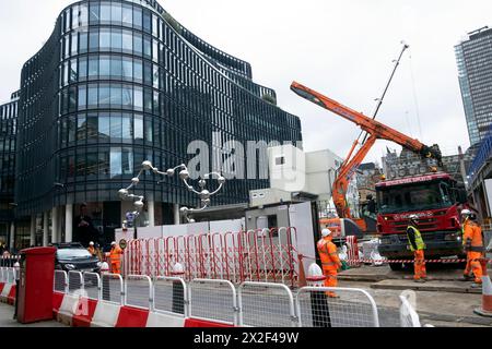 Ansicht des neuen Gebäudes und der Baustellen in der Liverpool Street von 100, Baustellenarbeiter auf der Straße vor dem Eingang der Elizabeth Line London EC2 UK KATHY DEWITT Stockfoto