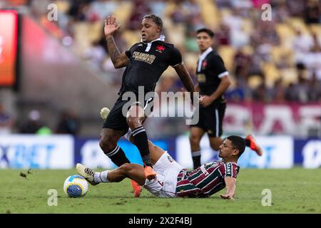 RIO DE JANEIRO, BRASILIEN – 20. APRIL: DAVID CORREA von Vasco da Gama kämpft um den Ball mit ANDRE von Fluminense Stockfoto