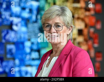 PRODUKTION - 22. April 2024, Hessen, Frankfurt/Main: Silvia Neid, ehemalige internationale Spielerin, ehemalige Nationaltrainer der Frauen-Nationalmannschaft und derzeit Leiterin der Trendscouting-Abteilung für Frauen- und Mädchenfußball beim Deutschen Fußball-Bund (DFB), nimmt an einem Interview mit der Deutschen Presseagentur dpa auf dem DFB-Campus Teil. Zu ihren größten Erfolgen als Spieler zählen der Zweitplatzierte der Weltmeisterschaft 1995 und als Trainer die olympische Goldmedaille in Rio 2016 sowie die Weltmeisterschaften 2003 und 2007. Sie war an allen acht Europameisterschaften beteiligt, die von der Nationalmannschaft der Frauen gewonnen wurden Stockfoto