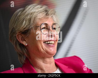 PRODUKTION - 22. April 2024, Hessen, Frankfurt/Main: Silvia Neid, ehemalige internationale Spielerin, ehemalige Nationaltrainer der Frauen-Nationalmannschaft und derzeit Leiterin der Trendscouting-Abteilung für Frauen- und Mädchenfußball beim Deutschen Fußball-Bund (DFB), nimmt an einem Interview mit der Deutschen Presseagentur dpa auf dem DFB-Campus Teil. Zu ihren größten Erfolgen als Spieler zählen der Zweitplatzierte der Weltmeisterschaft 1995 und als Trainer die olympische Goldmedaille in Rio 2016 sowie die Weltmeisterschaften 2003 und 2007. Sie war an allen acht Europameisterschaften beteiligt, die von der Nationalmannschaft der Frauen gewonnen wurden Stockfoto