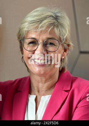 PRODUKTION - 22. April 2024, Hessen, Frankfurt/Main: Silvia Neid, ehemalige internationale Spielerin, ehemalige Nationaltrainer der Frauen-Nationalmannschaft und derzeit Leiterin der Trendscouting-Abteilung für Frauen- und Mädchenfußball beim Deutschen Fußball-Bund (DFB), nimmt an einem Interview mit der Deutschen Presseagentur dpa auf dem DFB-Campus Teil. Zu ihren größten Erfolgen als Spieler zählen der Zweitplatzierte der Weltmeisterschaft 1995 und als Trainer die olympische Goldmedaille in Rio 2016 sowie die Weltmeisterschaften 2003 und 2007. Sie war an allen acht Europameisterschaften beteiligt, die von der Nationalmannschaft der Frauen gewonnen wurden Stockfoto