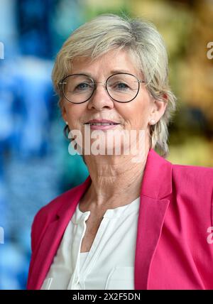 PRODUKTION - 22. April 2024, Hessen, Frankfurt/Main: Silvia Neid, ehemalige internationale Spielerin, ehemalige Nationaltrainer der Frauen-Nationalmannschaft und derzeit Leiterin der Trendscouting-Abteilung für Frauen- und Mädchenfußball beim Deutschen Fußball-Bund (DFB), nimmt an einem Interview mit der Deutschen Presseagentur dpa auf dem DFB-Campus Teil. Zu ihren größten Erfolgen als Spieler zählen der Zweitplatzierte der Weltmeisterschaft 1995 und als Trainer die olympische Goldmedaille in Rio 2016 sowie die Weltmeisterschaften 2003 und 2007. Sie war an allen acht Europameisterschaften beteiligt, die von der Nationalmannschaft der Frauen gewonnen wurden Stockfoto