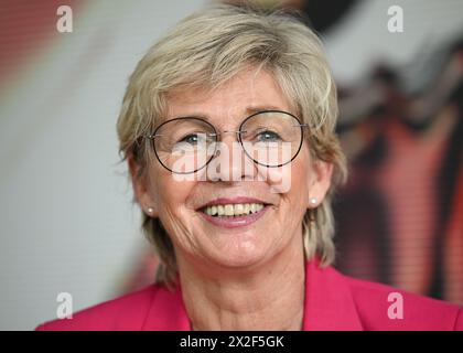 PRODUKTION - 22. April 2024, Hessen, Frankfurt/Main: Silvia Neid, ehemalige internationale Spielerin, ehemalige Nationaltrainer der Frauen-Nationalmannschaft und derzeit Leiterin der Trendscouting-Abteilung für Frauen- und Mädchenfußball beim Deutschen Fußball-Bund (DFB), nimmt an einem Interview mit der Deutschen Presseagentur dpa auf dem DFB-Campus Teil. Zu ihren größten Erfolgen als Spieler zählen der Zweitplatzierte der Weltmeisterschaft 1995 und als Trainer die olympische Goldmedaille in Rio 2016 sowie die Weltmeisterschaften 2003 und 2007. Sie war an allen acht Europameisterschaften beteiligt, die von der Nationalmannschaft der Frauen gewonnen wurden Stockfoto