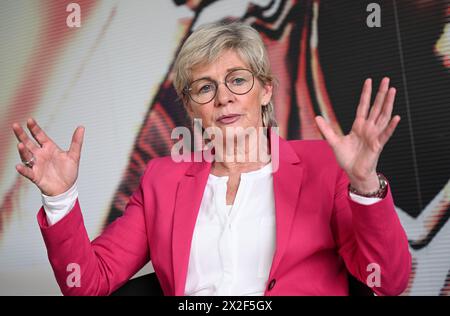 PRODUKTION - 22. April 2024, Hessen, Frankfurt/Main: Silvia Neid, ehemalige internationale Spielerin, ehemalige Nationaltrainer der Frauen-Nationalmannschaft und derzeit Leiterin der Trendscouting-Abteilung für Frauen- und Mädchenfußball beim Deutschen Fußball-Bund (DFB), nimmt an einem Interview mit der Deutschen Presseagentur dpa auf dem DFB-Campus Teil. Zu ihren größten Erfolgen als Spieler zählen der Zweitplatzierte der Weltmeisterschaft 1995 und als Trainer die olympische Goldmedaille in Rio 2016 sowie die Weltmeisterschaften 2003 und 2007. Sie war an allen acht Europameisterschaften beteiligt, die von der Nationalmannschaft der Frauen gewonnen wurden Stockfoto