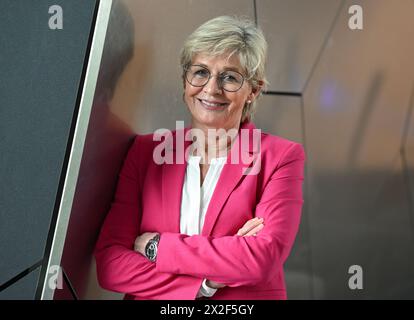 PRODUKTION - 22. April 2024, Hessen, Frankfurt/Main: Silvia Neid, ehemalige internationale Spielerin, ehemalige Nationaltrainer der Frauen-Nationalmannschaft und derzeit Leiterin der Trendscouting-Abteilung für Frauen- und Mädchenfußball beim Deutschen Fußball-Bund (DFB), nimmt an einem Interview mit der Deutschen Presseagentur dpa auf dem DFB-Campus Teil. Zu ihren größten Erfolgen als Spieler zählen der Zweitplatzierte der Weltmeisterschaft 1995 und als Trainer die olympische Goldmedaille in Rio 2016 sowie die Weltmeisterschaften 2003 und 2007. Sie war an allen acht Europameisterschaften beteiligt, die von der Nationalmannschaft der Frauen gewonnen wurden Stockfoto