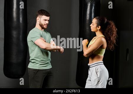 Männliche Trainer lehren Frauen im Fitnessstudio Selbstverteidigungstechniken. Stockfoto