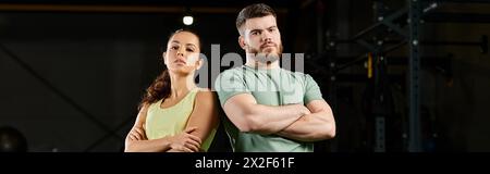 Ein männlicher Trainer unterrichtet einer Frau in einem Fitnessstudio Selbstverteidigungstechniken. Stockfoto