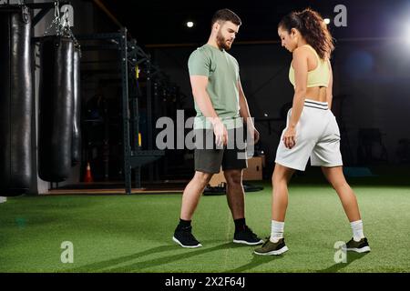 Ein männlicher Trainer bringt einer Frau im Fitnessstudio Techniken zur Selbstverteidigung bei. Stockfoto