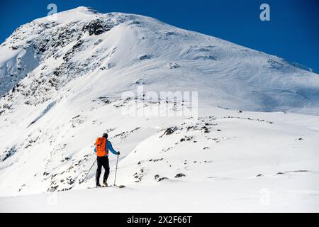 Randonee Skifahren (Skitouren / Skitouren / Alpintouren) im Jotunheim / Jötunheim Nationalpark, Norwegen Stockfoto