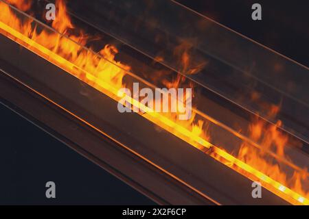 Feuer in einem elektrischen Holzkamin. Außendesign Stockfoto