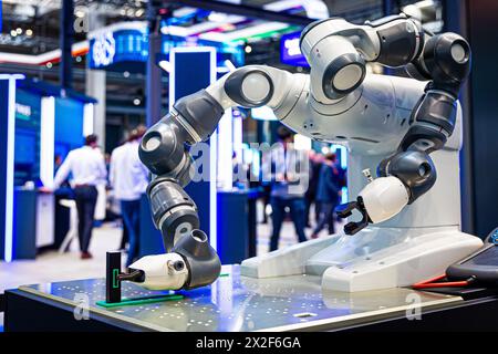 Hannover, Deutschland. April 2024. Auf der Hannover Messe 2024 ist ein Roboter ausgestellt. Kredit: Moritz Frankenberg/dpa/Alamy Live News Stockfoto